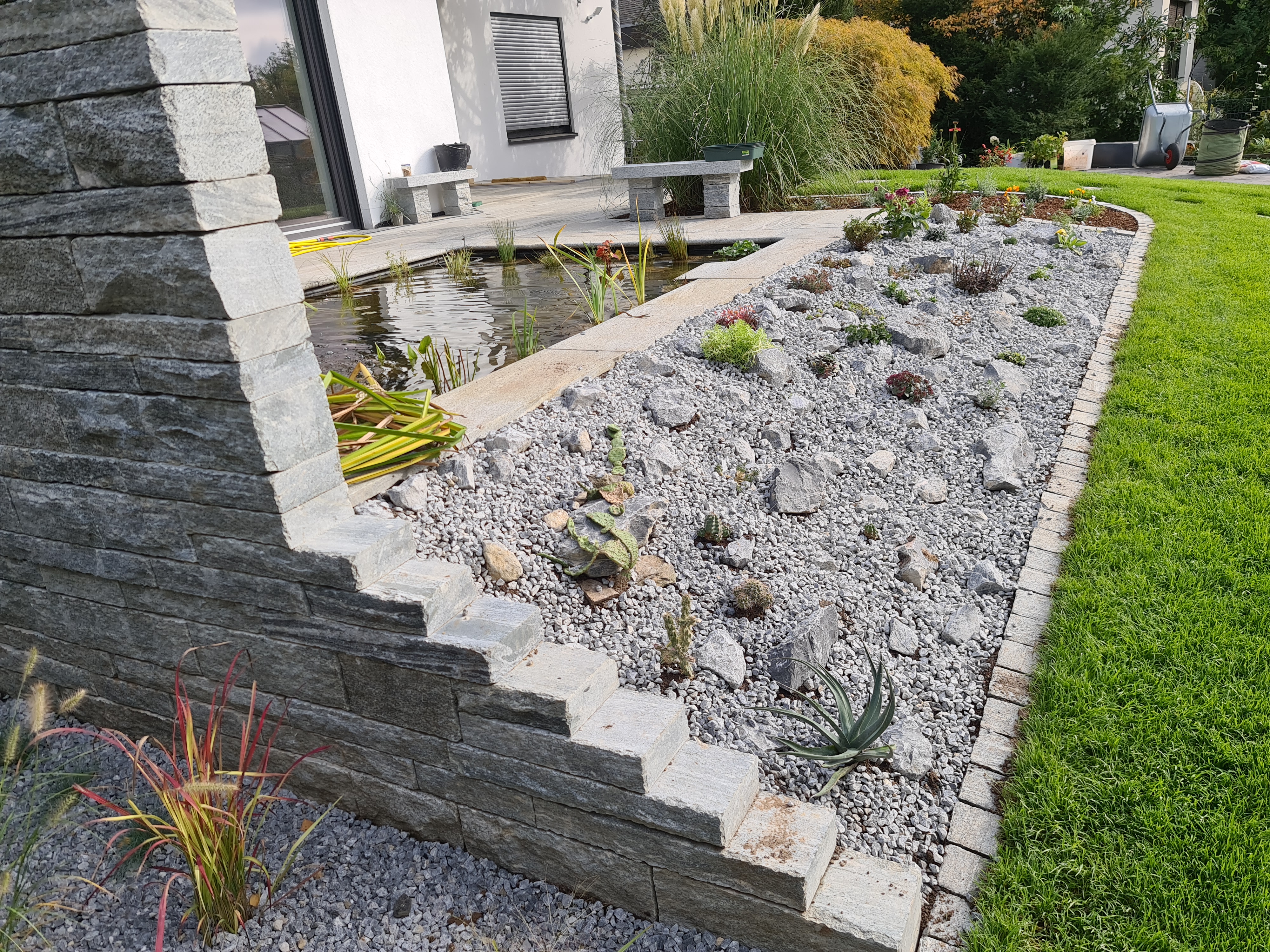 Mülltonnen verstecken – Einhausungen, die zum Garten passen